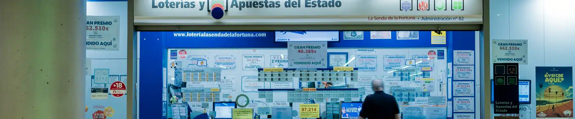 Administración de loterías La Senda de la Fortuna (Loterías y Apuestas del Estado) en el centro comercial Aragonia, con el mostrador, los carteles de premios y décimos