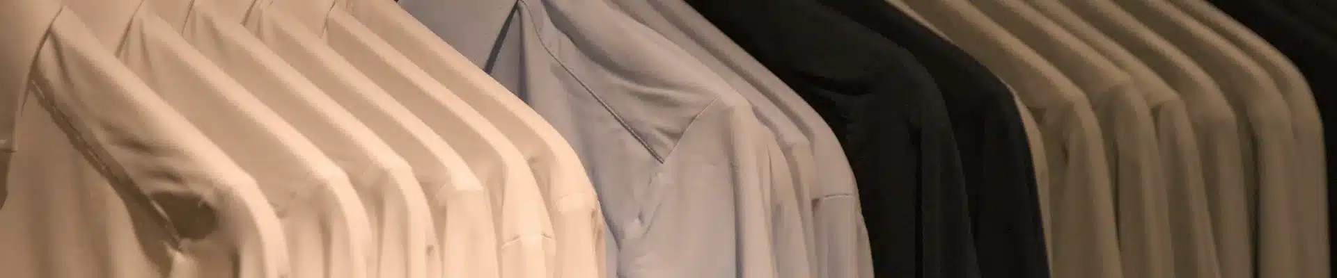 Escaparate de la tienda de moda Adolfo Domínguez en el centro comercial Aragonia, Zaragoza