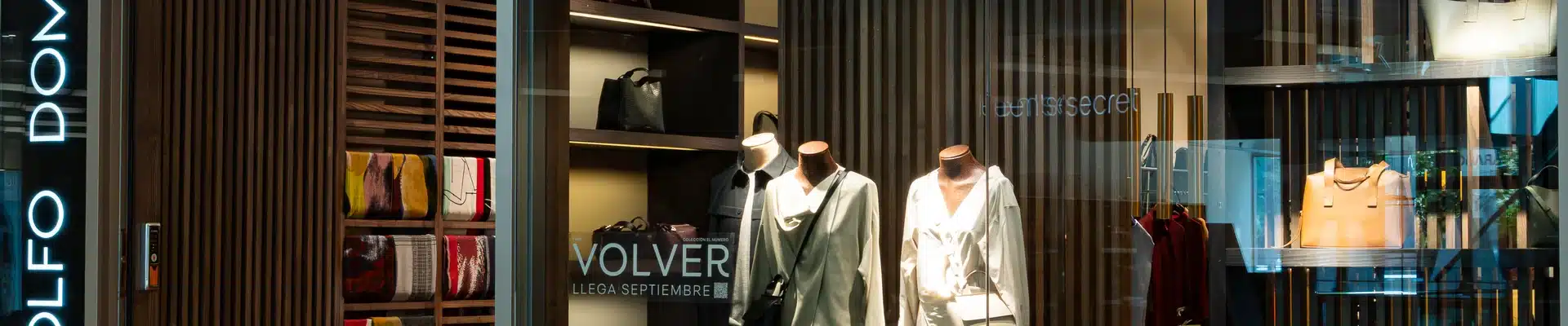 Escaparate de la tienda de moda Adolfo Domínguez en el centro comercial Aragonia, con maniquíes vestidos, bolsos y complementos de la nueva colección