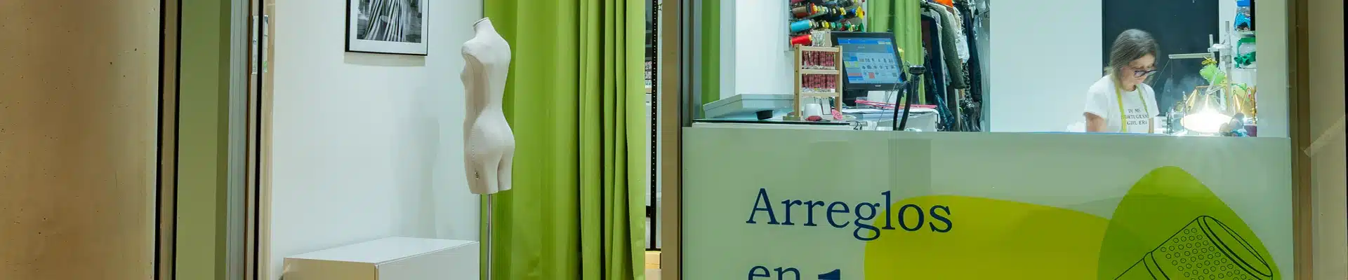 aller de arreglos de ropa Aguja & Dedal en el centro comercial Aragonia, con la costurera trabajando, maniquí de costura y el cartel de arreglos