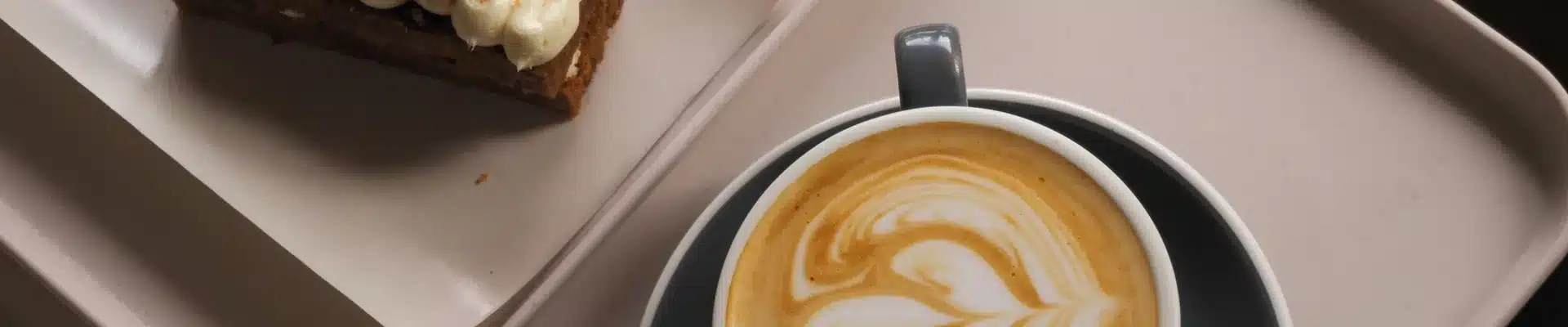 Cafetería Café de la Reina con su terraza en el centro comercial Aragonia, Zaragoza