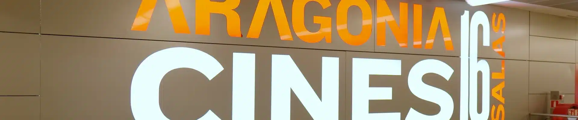 Rótulo iluminado de Aragonia Cines 16 salas en el centro comercial Aragonia, Zaragoza
