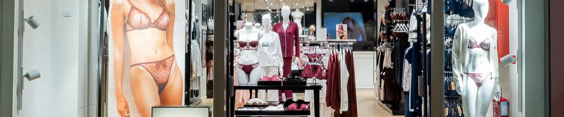 Escaparate de la tienda de lencería Etam en el centro comercial Aragonia, con maniquíes de la nueva colección, conjuntos y ropa interior