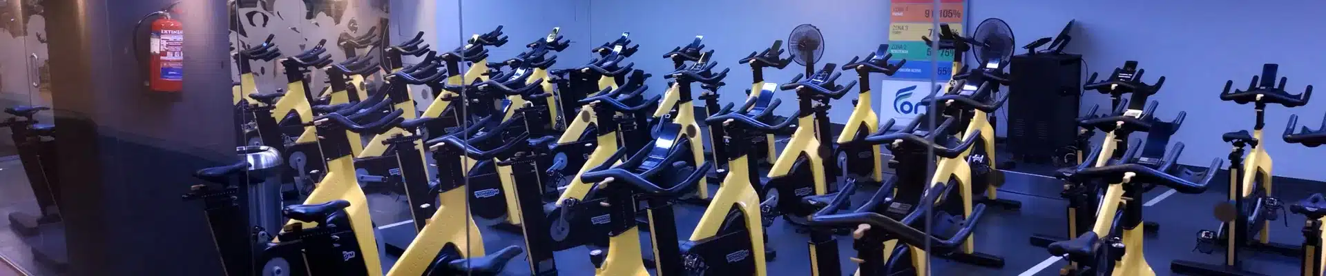 Sala de ciclo indoor del gimnasio Forus en el centro comercial Aragonia, Zaragoza