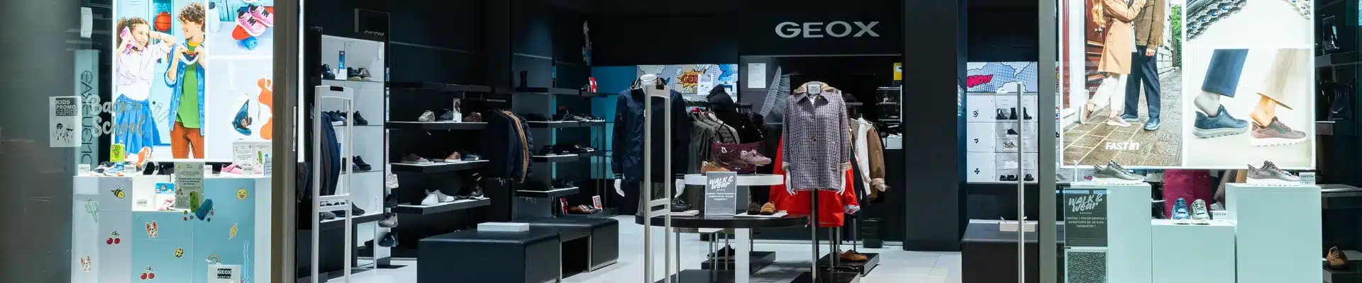 Escaparate de la tienda de calzado Geox en el centro comercial Aragonia, con zapatos expuestos, maniquíes y campañas de temporada