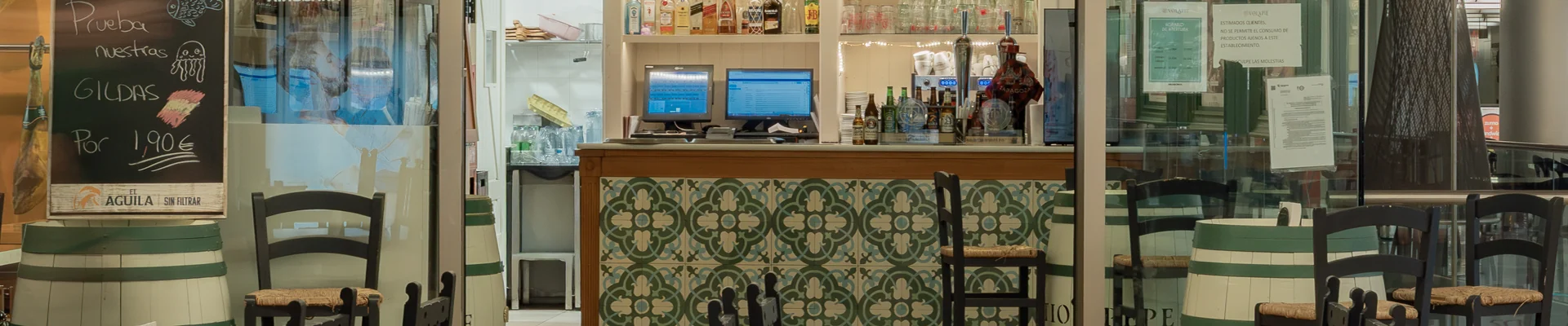 Taberna andaluza Volapié en el centro comercial Aragonia, con la barra de azulejos, las barricas de jerez, la selección de vinos y las mesas rústicas