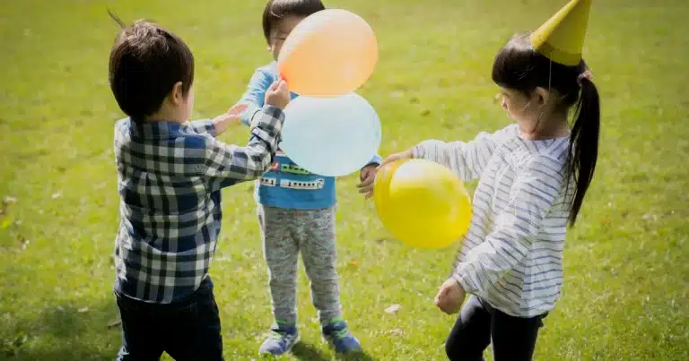 Niños jugando con globos en una fiesta de cumpleaños infantil al aire libre en Zaragoza