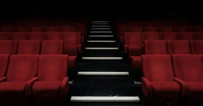 Sala de cine con butacas rojas, plan de fin de semana en familia en Zaragoza
