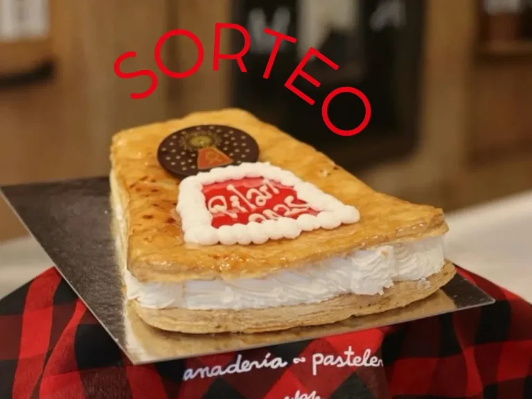 Manto del Pilar de Bakery, tarta de hojaldre y nata con forma de manto, premio del sorteo de Aragonia